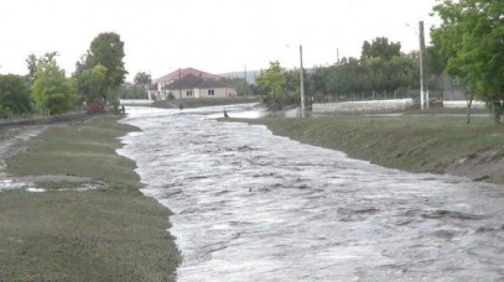 Inundaţiile au făcut ravagii la Peştera: Podul care traversează Drumul Comunal 28 s-a prăbuşit!